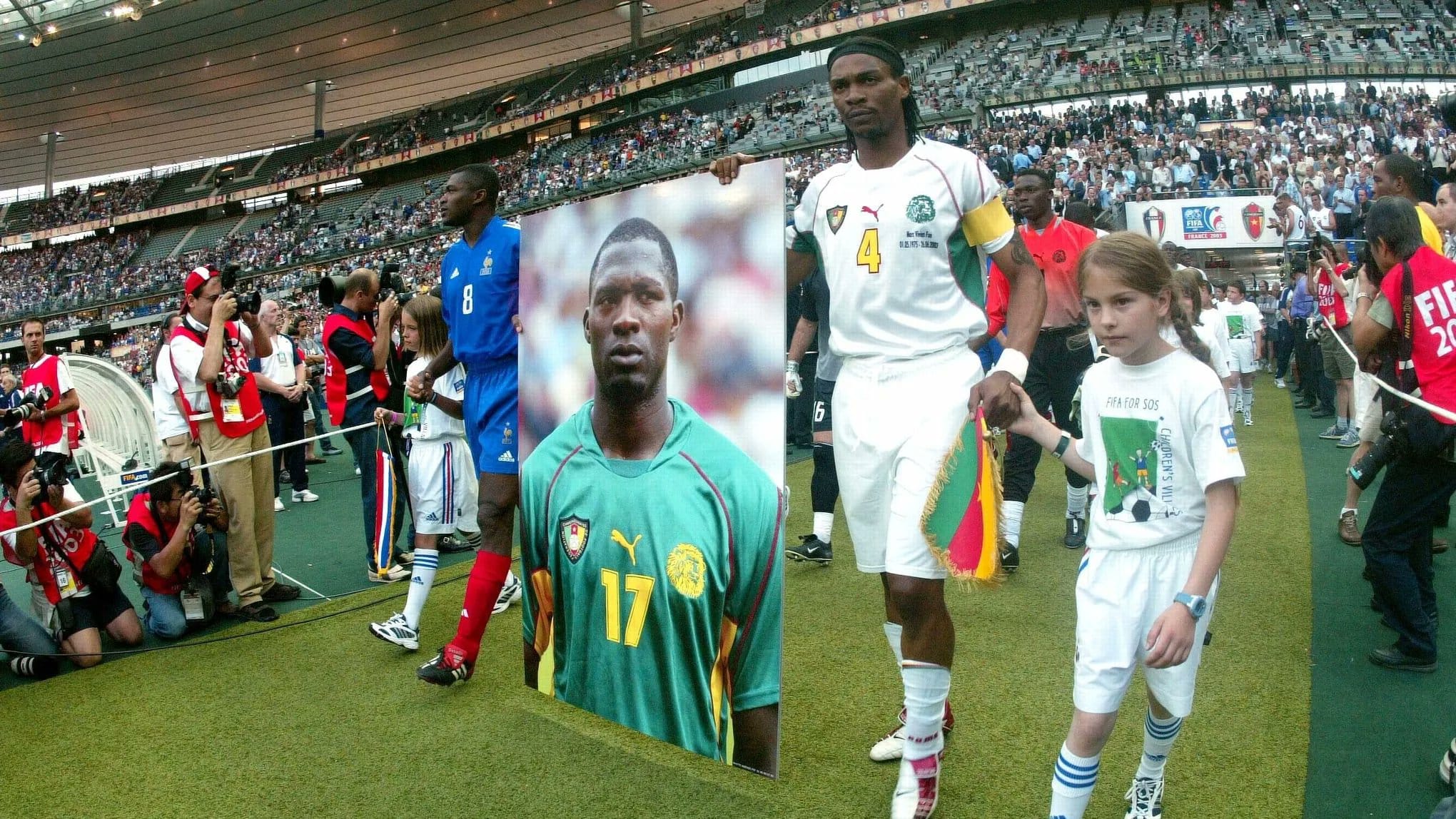 Вивьен фоэ. Марк-Вивьен ФОЭ. Марка Вивьена ФОЭ. Marc Vivien Foe died during Football. Footballers who died.