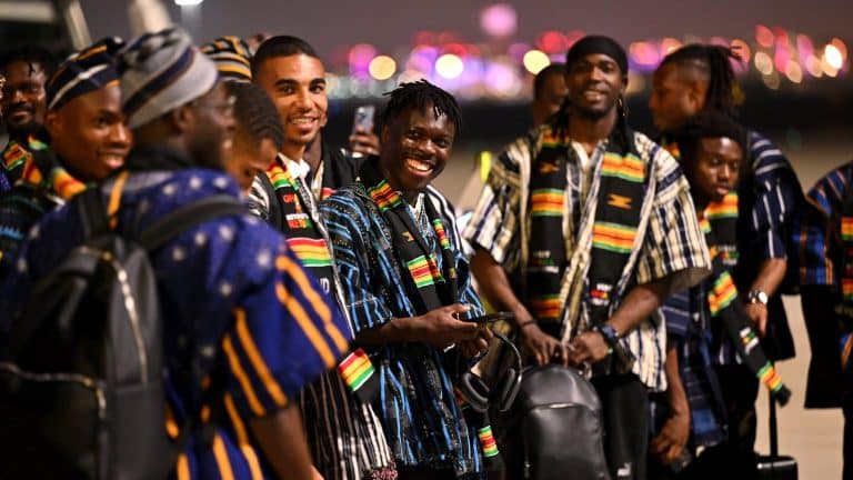 Les Black Stars du Ghana arrivent au Qatar en Bétékéli (vidéo)