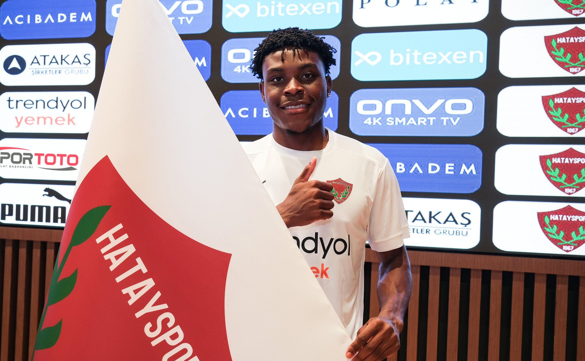 Fisayo DeleBashiru est à la Lazio pour sa visite médicale (Photo)