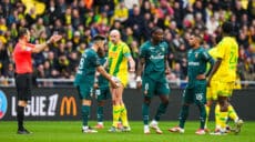 Lens : M'Bala Nzola attaque l'arbitre et se fait expulser (Vidéo)
