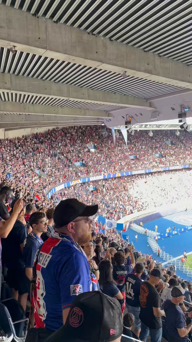 Supporters PSG au Parc des Princes pour la finale Champions League PSG-Arsenal