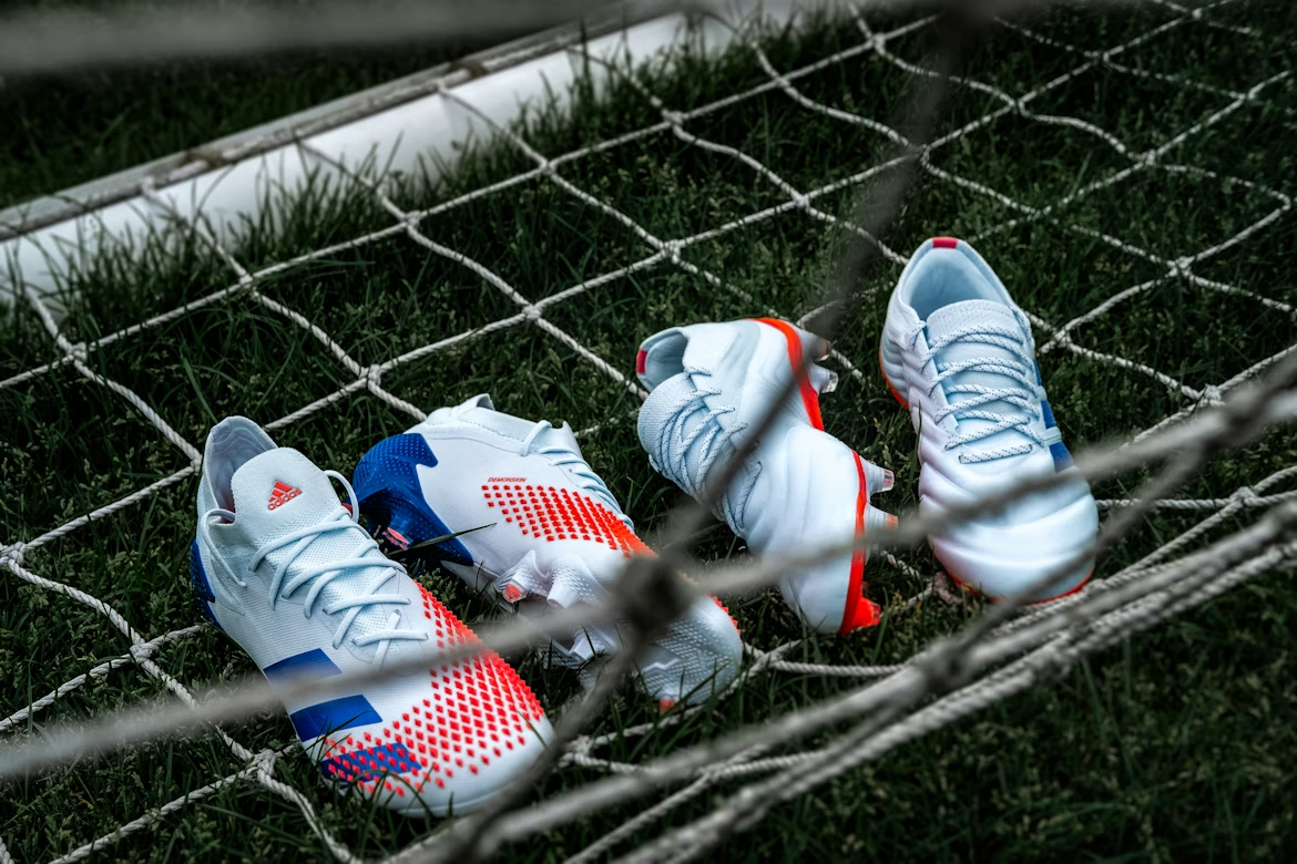 https://unsplash.com/photos/white-and-blue-nike-basketball-shoes-odhttvPRJPE
