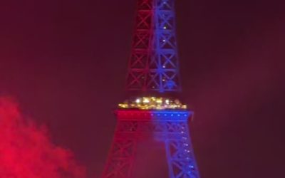 🗼 « Paris Champion » illumine la Tour Eiffel — Le PSG célébré dans le ciel parisien (via Dounia Mesli @dounia_msi)