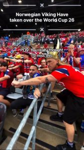 🇳🇴⚔️ Les supportrices norvégiennes ont pris Times Square — La Viking Row est réelle