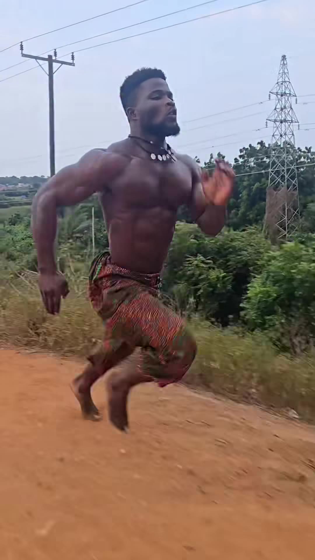 Survivor GH : l'incroyable entraînement de force d'un athlète ghanéen en pleine