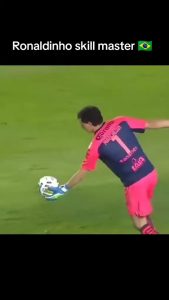 Vidéo : Ronaldinho ridiculise un gardien d’un dribble de génie