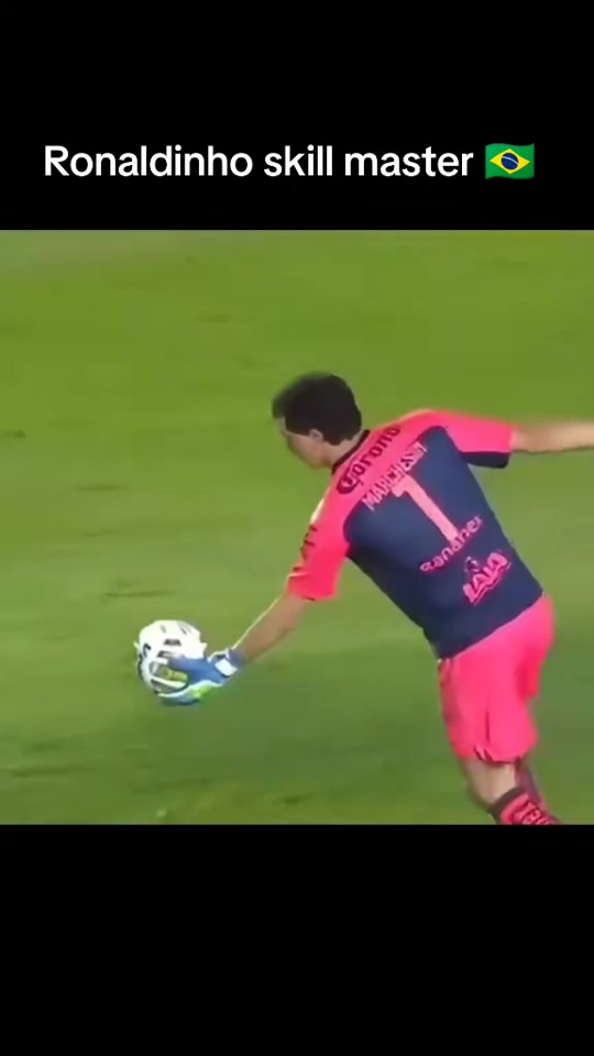 Vidéo : Ronaldinho ridiculise un gardien d’un dribble de génie
