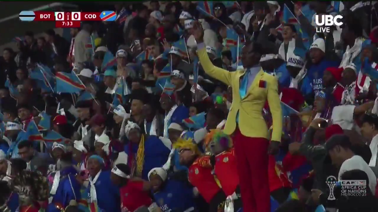 RDC : un supporter immobile, bras leve tout le match en hommage a Lumumba