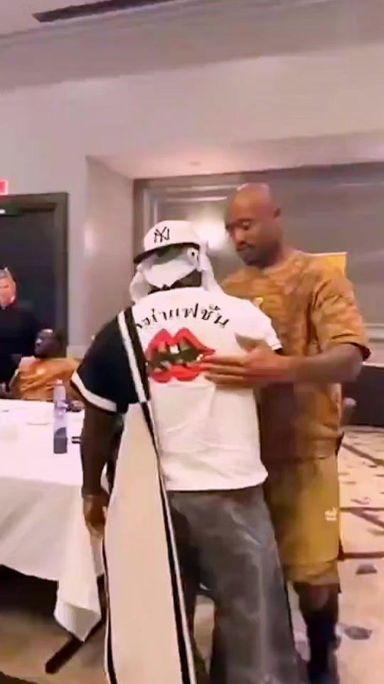 King Promise paid a visit to the Black Stars at their team hotel ...