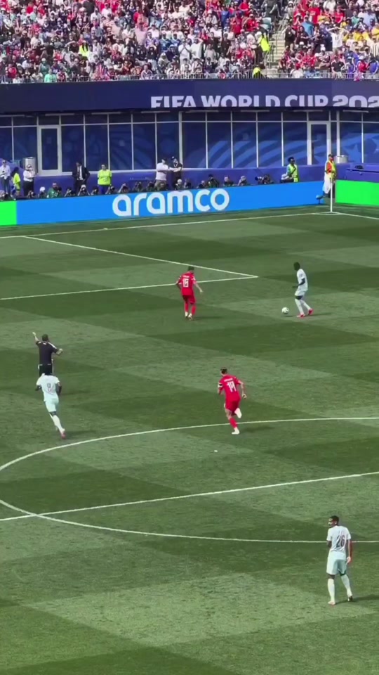 Kylian Mbappé told the referee to go and bring the captain's armband ...