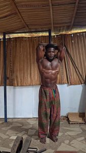 Survivor GH : l&rsquo;incroyable entraînement de force d&rsquo;un athlète ghanéen en pleine nature