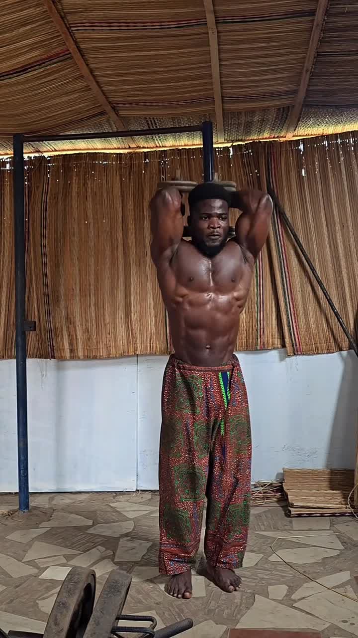 Survivor GH : l&rsquo;incroyable entraînement de force d&rsquo;un athlète ghanéen en pleine nature
