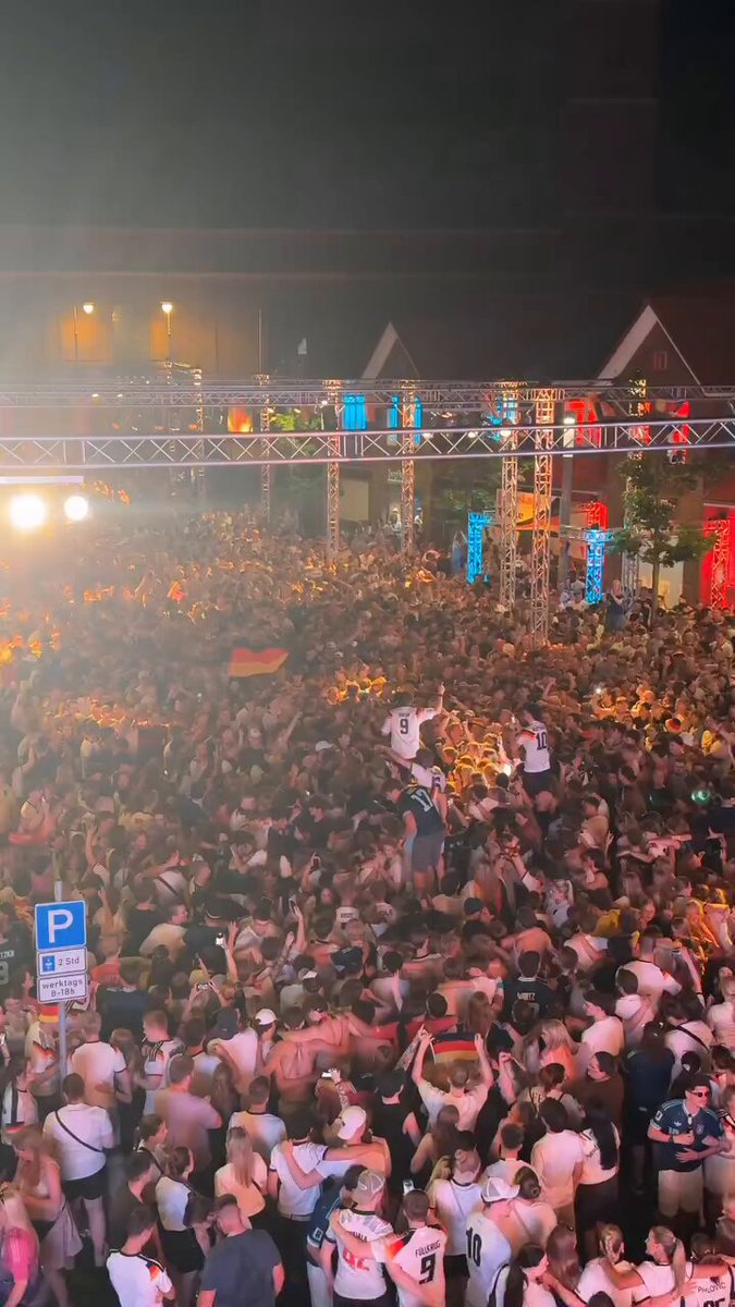 World Cup 2026 USA : supporters allemands et néerlandais reprennent "Left, Right" en chœur