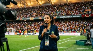 Dounia Mesli, journaliste-reporter, en direct depuis un stade africain