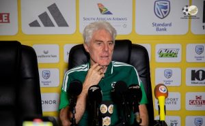 Hugo Broos indigné après la sanction de trois matchs infligée à Themba Zwane