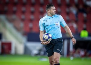 La FIFA va ouvrir une enquête contre l'arbitre australien Shaun Evans, pour un geste polémique