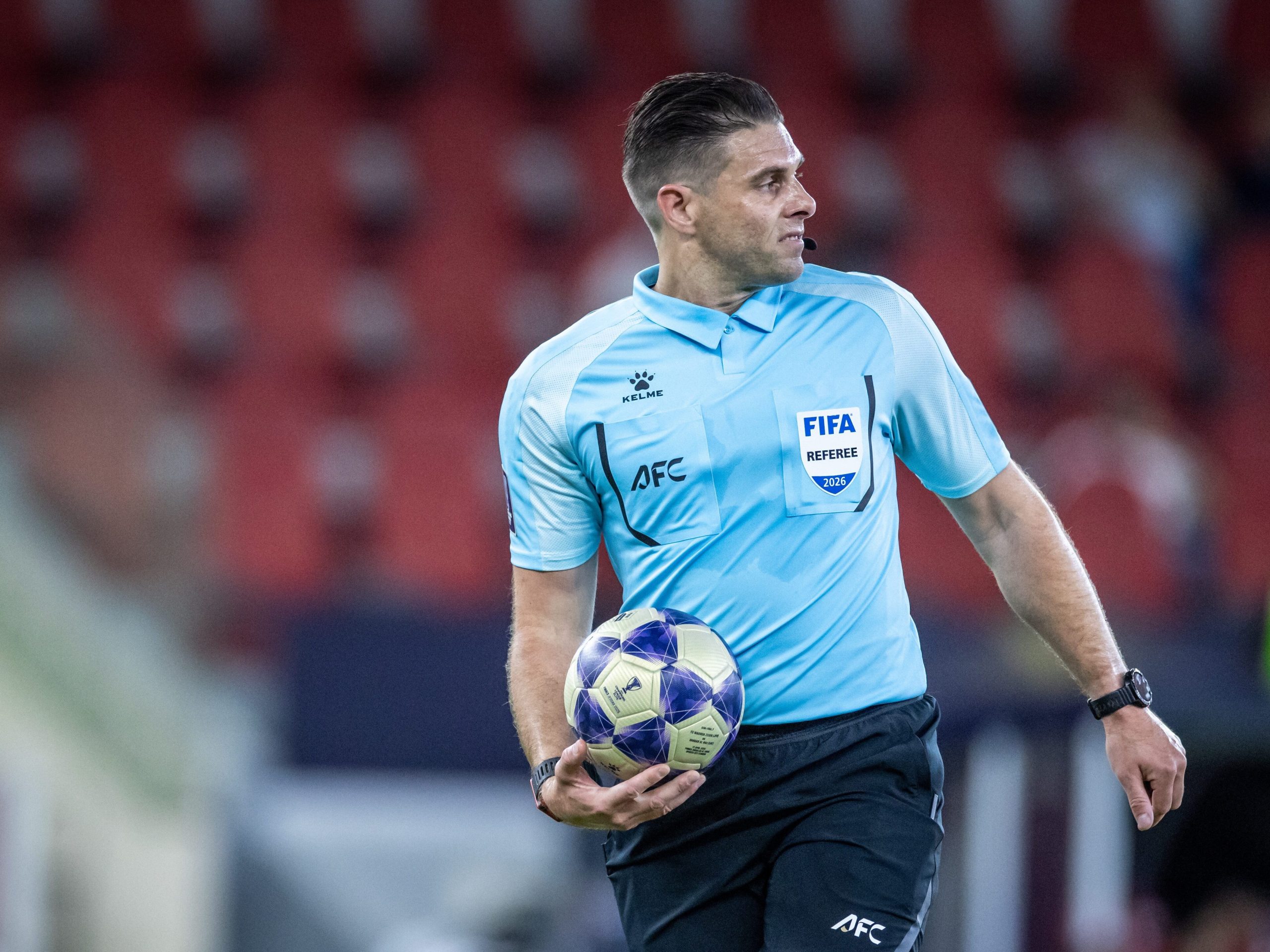 La FIFA va ouvrir une enquête contre l'arbitre australien Shaun Evans, pour un geste polémique