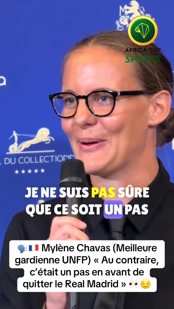 🗣️ La réaction pleine de maturité de Mylène Chavas après son trophée UNFP de meilleure gardienne 😍🧤🏆🇫🇷 : « Au Real Madrid, j’ai peu joué. Cette saison a été une saison pleine. Donc pour moi, ce n’est pas du tout un pas en arrière, au contraire. » 🤝 Épanouie avec le Paris FC, la gardienne de 28 ans savoure : « On a fait quelque chose d’historique en terminant 2e. Le club grandit et je suis ravie de grandir avec lui. » ❤️💙 🇫🇷 Concernant l’équipe de France et la Coupe du monde 2027, Mylène Chavas reste lucide : « Il faut déjà se qualifier [avant de parler de ma place de numéro 1 ou pas]. On a des échéances importantes dès juin. » 🎯 🥹 Très émue après cette première distinction aux Trophées UNFP : « Être élue parmi toutes ces grandes gardiennes, c’est incroyable. Ça me touche énormément. » #UNFP #Chavas #ParisFC #EquipeDeFrance
