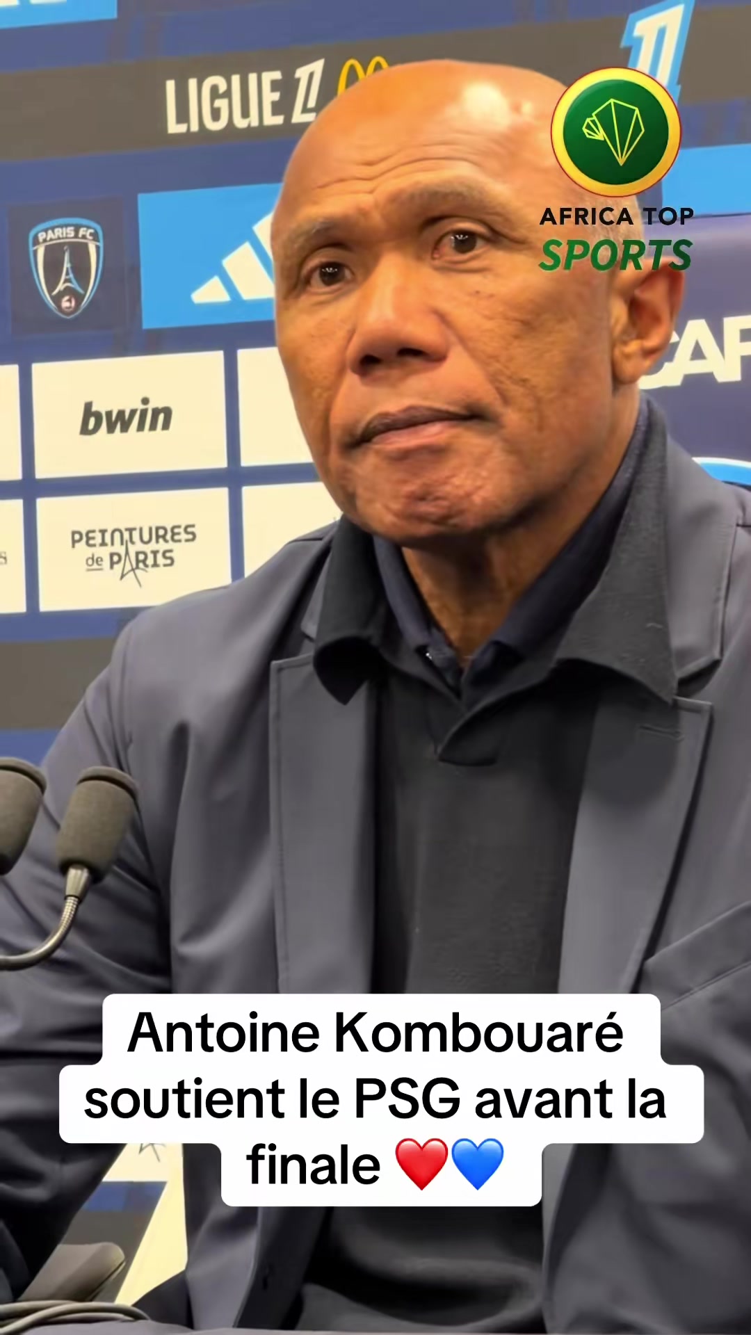 🎙️ Nouvelle masterclass de lucidité signée Antoine Kombouaré après la victoire du Paris FC contre le Paris Saint-Germain. Interrogé sur l’impact de cette défaite pour le PSG avant sa finale européenne, Kombouaré a encore affiché un immense respect envers le club parisien et Luis Enrique 👏 🗣️ « Moi, je pense que ça ne peut que leur faire du bien. Ça va les piquer, ils sont orgueilleux, c’est des compétiteurs. Mais j’ai pas de doute : demain, ils ont oublié, ils sont déjà passés à autre chose. On accueille quand même le champion… peut-être futur champion d’Europe. Et c’est ce que je leur souhaite vraiment de tout cœur. Même si je sais qu’Arsenal FC, ça va être un match difficile… ils ont mon soutien. Un soutien très appuyé, plus qu’appuyé. » ❤️💙 Puis il a aussi salué la célébration du titre du PSG malgré le contexte : 🗣️ « Il fallait vraiment fêter le PSG, le champion en titre. Nous, on a fait ce qu’il faut avec une belle haie d’honneur. C’était important qu’on vienne célébrer notre champion. Respect et bravo à ce qu’ils ont fait cette saison. » 👏