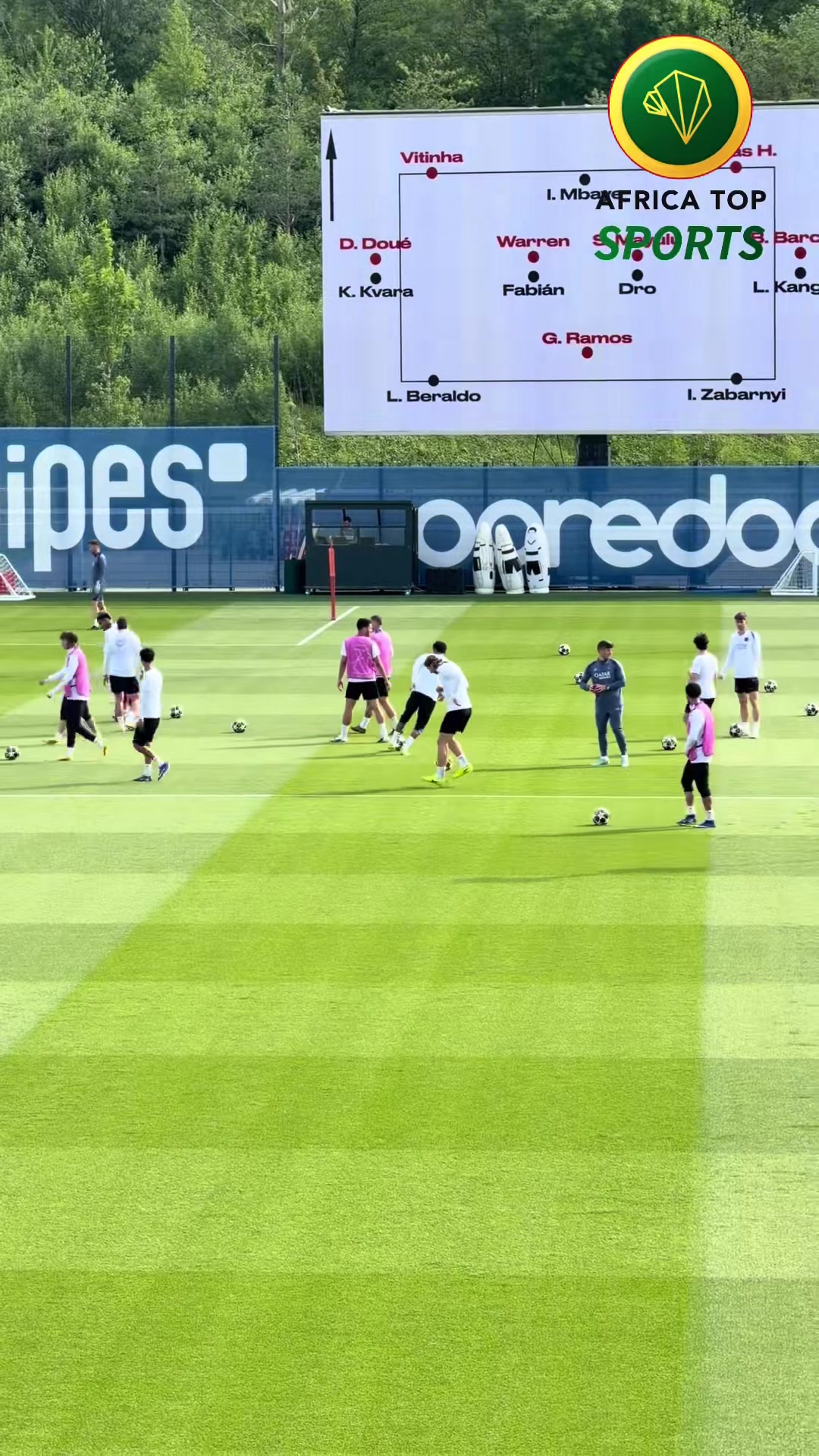 🔴🔵👨‍✈️ Mise en place tactique sur grand écran… ambiance finale activée 😶‍🌫️😅 Même Netflix ne met pas autant de tension que le PSG avant une finale. 😭🍿 Comme si Luis Enrique préparait la reconquête de la Ligue des Champions… et de la galaxie en même temps. 😮‍💨🚀🏆 #PSG #UCL