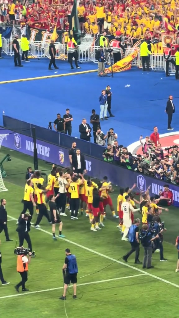Les Lensois fêtent leur Coupe de France avec leurs supporters, sur Les lacs du Connemara de Michel Sardou 🔴🟡🥹 #RCLOGCN #CDF