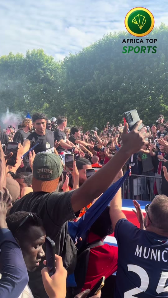 L'arrivée des joueurs du PSG sur le tapis rouge du Champs-de-Mars 😍🔥 #UCLFinal #PSG #BackToBack