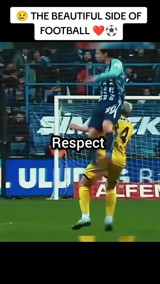 😢 THE BEAUTIFUL SIDE OF FOOTBALL ❤️⚽ #football #Respect #Viral #FYP #GOAT