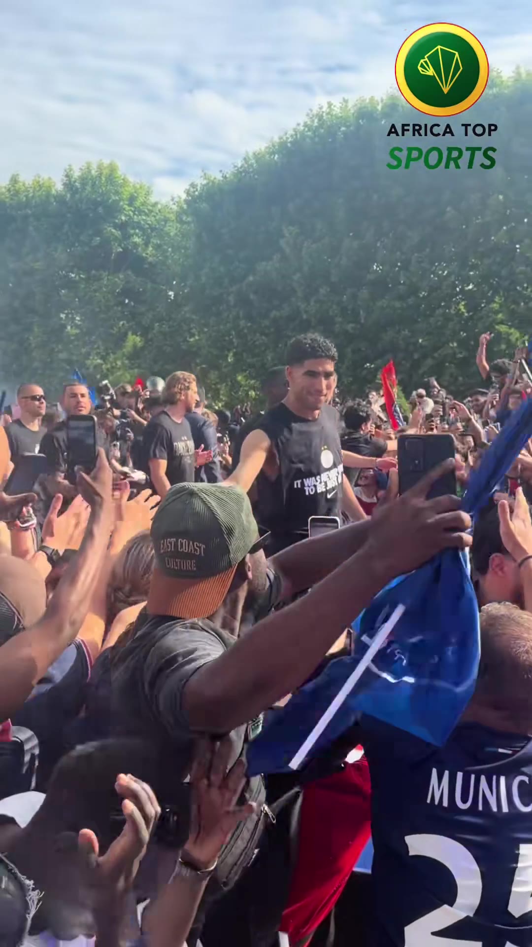 L’arrivée des joueurs du PSG sur le tapis rouge du Champs-de-Mars 😍🔥 ...