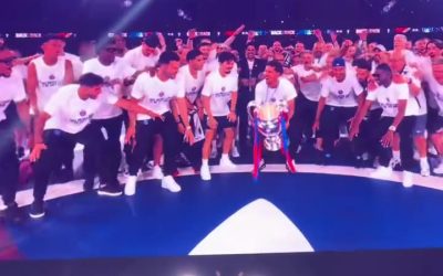 PSG : les Parisiens célèbrent leurs joueurs au Parc