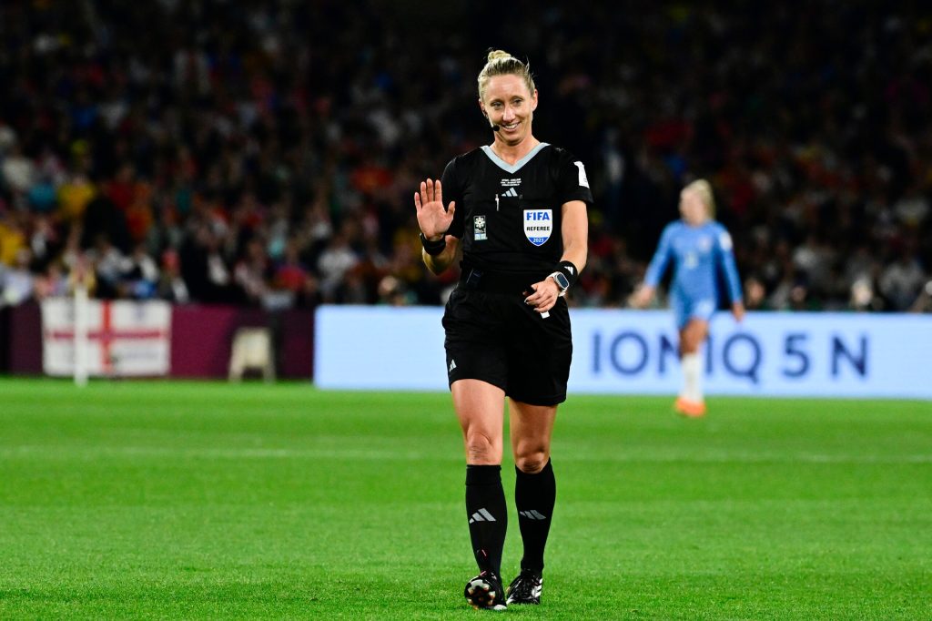 L'arbitre américaine Tori Penso est la deuxième arbitre féminin à officier un match de coupe du monde masculine