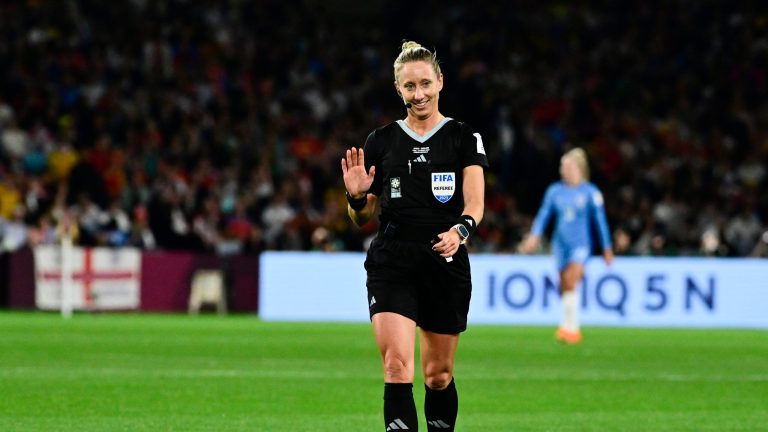 L'arbitre américaine Tori Penso est la deuxième arbitre féminin à officier un match de coupe du monde masculine