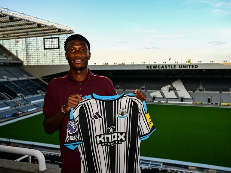 Transfert: Aladji Bamba rejoint Newcastle