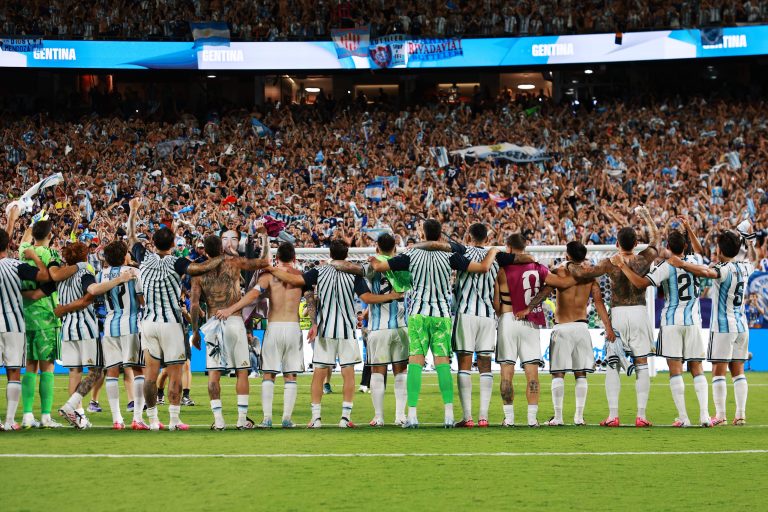 Des groupes rivaux de supporters argentins se sont battus dans les rues d'Atlanta avant la demi-finale de la Coupe du monde 2026 entre l'Argentine et l'Angleterre