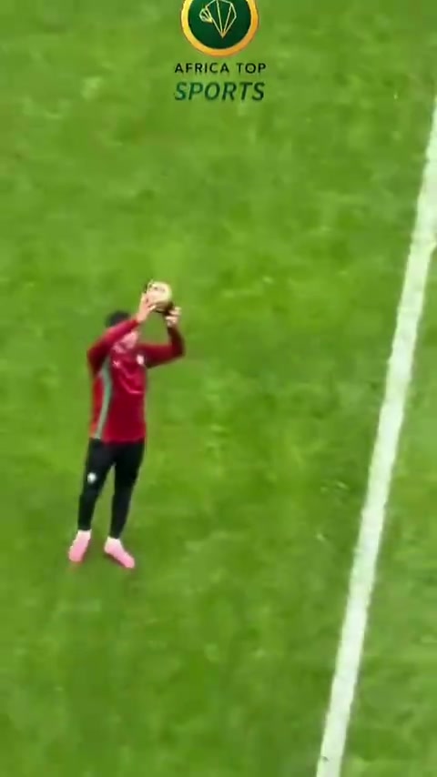 Achraf Hakimi présente son Ballon d’Or africain lors du lancement officiel de la CAN 2025 😍🇲🇦 #CAN2025 #AchrafHakimi ...