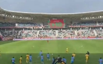 Un supporter ne veut pas rendre le ballon. #FootballAfricain #TotalEnergiesAFCON2025 #CAN2025