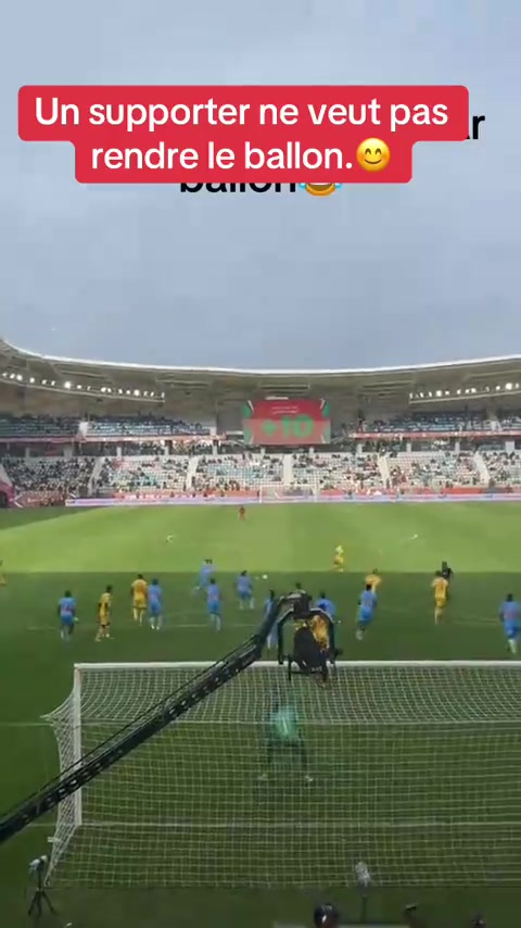 Un supporter ne veut pas rendre le ballon. #FootballAfricain #TotalEnergiesAFCON2025 #CAN2025