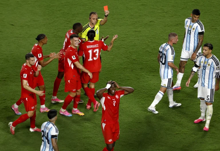 La Suisse crie à l'injustice après le carton de Breel Embolo face à l'Argentine en quarts de finale de la Coupe du monde 2026