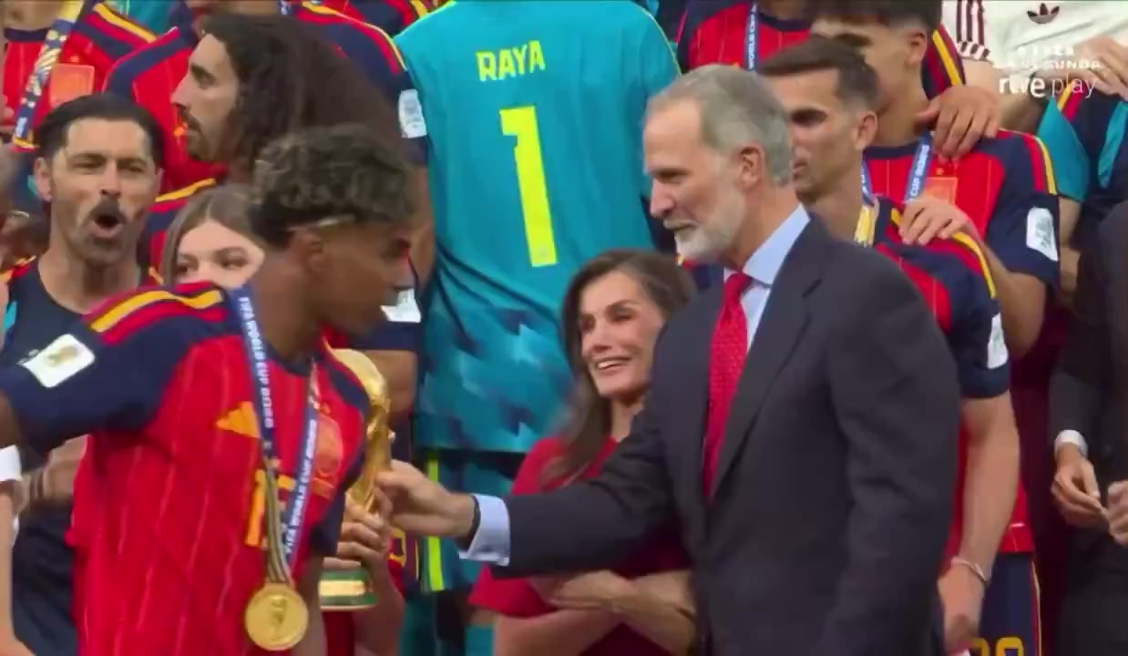 Mondial 2026 : le roi d'Espagne célèbre la victoire avec la reine et les princesses
