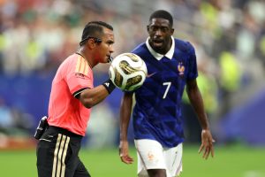 L'arbitre salvadorien, Ivan Barton, répond à Didier Deschamps après la demi-finale entre la France et l'Espagne à la Coupe du monde 2026
