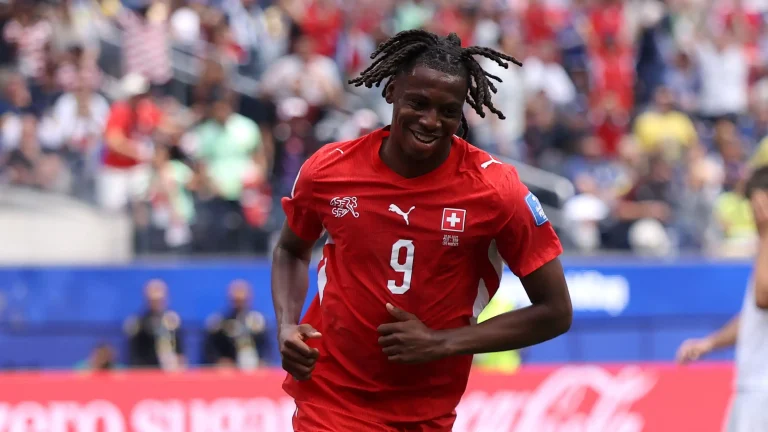 Mercato : Aston Villa veut doubler Newcastle pour le Congolo-suisse Johan Manzambi
