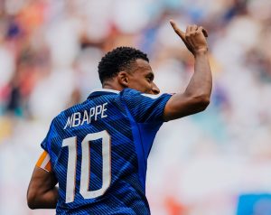 Kylian Mbappé prend désormais la tête du classement des buteurs de la Coupe du monde 2026 et devient aussi meilleur buteur de l'histoire de la Coupe du monde