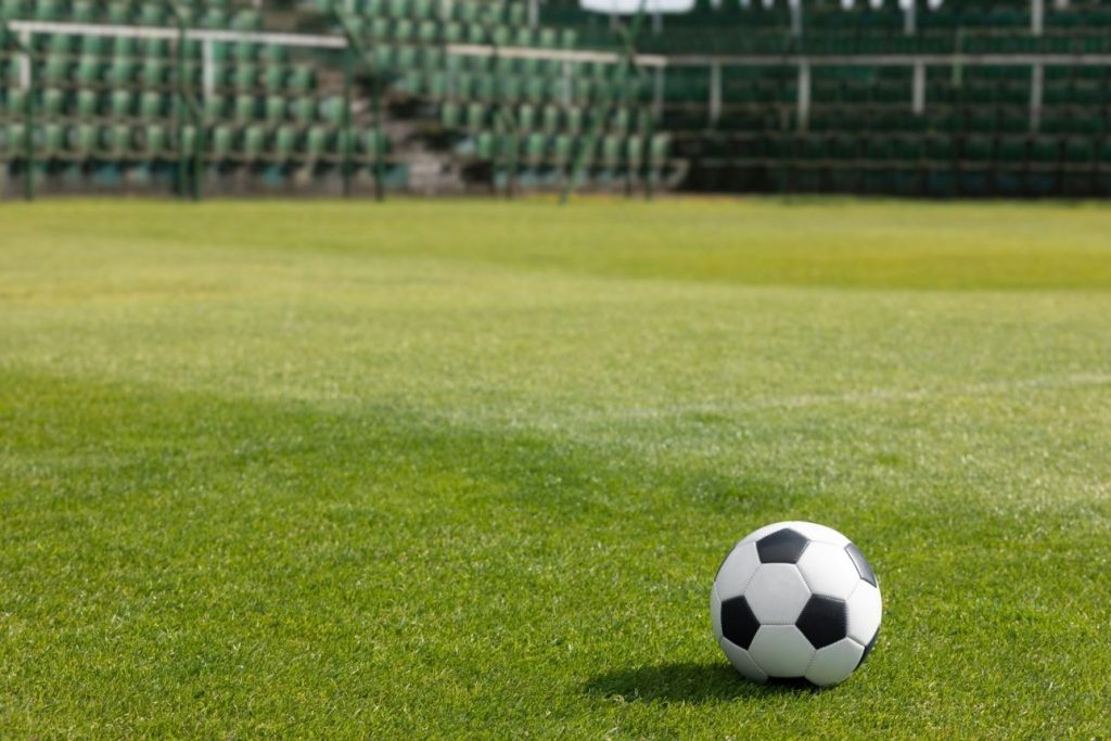 Alt: Ballon de football dans un stade avant le coup d'envoi de la nouvelle saison