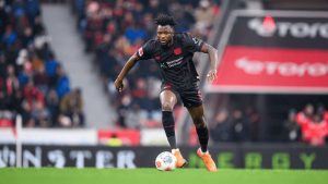 Edmond Tapsoba: Malgré l&rsquo;intérêt d&rsquo;Arsenal et Manchester, Leverkusen ferme la porte à un départ