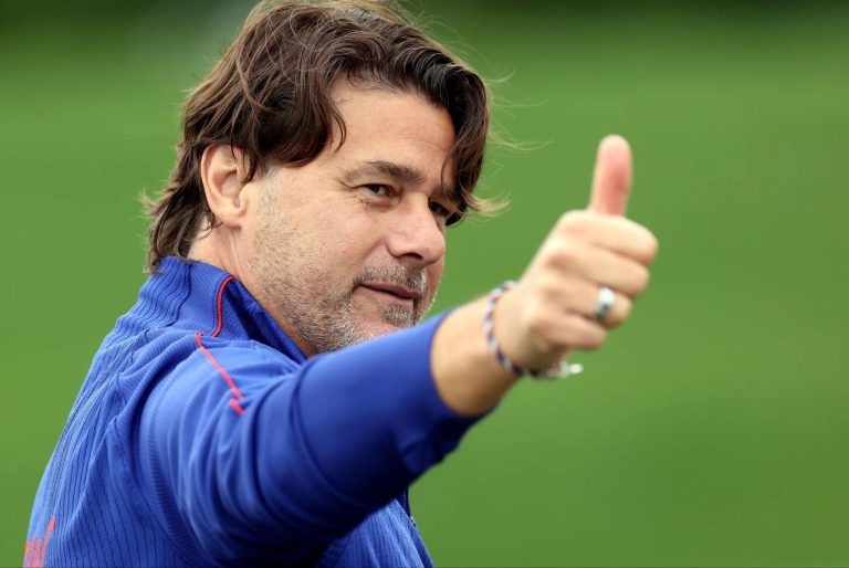 Mauricio Pochettino sur fond de champ vert