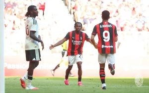 Samuel Chukwueze célèbre avec Milan