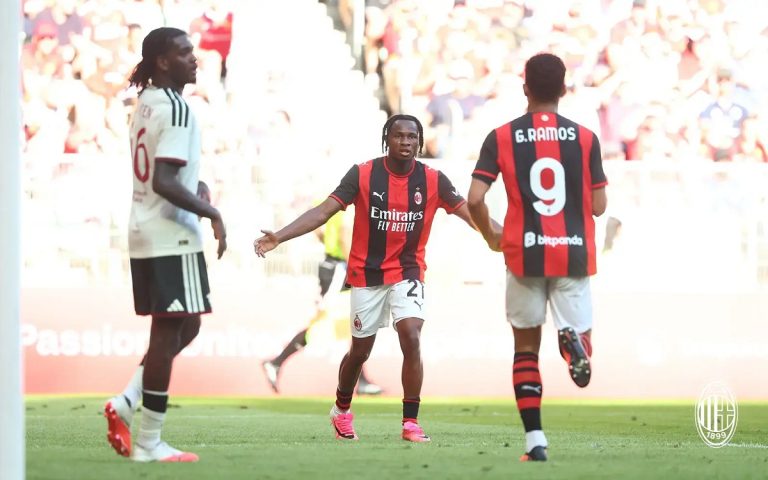 Samuel Chukwueze célèbre avec Milan