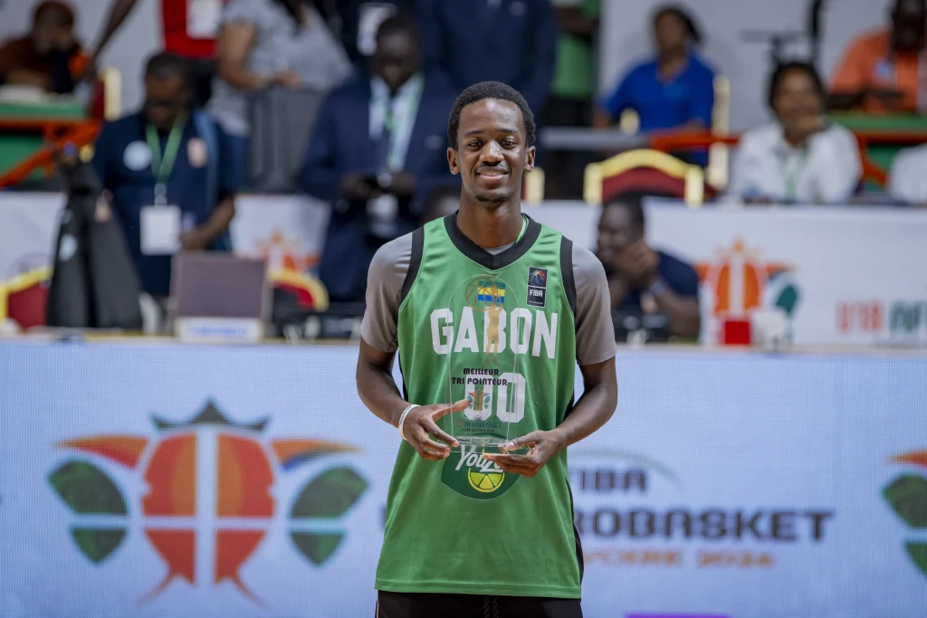 Daryll Georges Mbiguis décroche le trophée du meilleur tri pointeur de l'Afrobasket U18