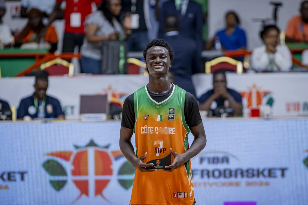 Nathan Djako est désigné meilleur joueur, MVP, de l'Afrobasket U18