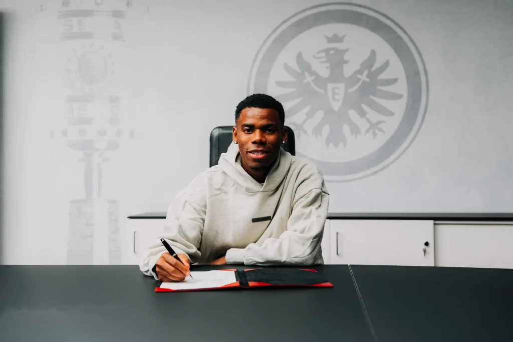 L'Eintracht Francfort annonce l'arrivée de Raphaël Onyedika