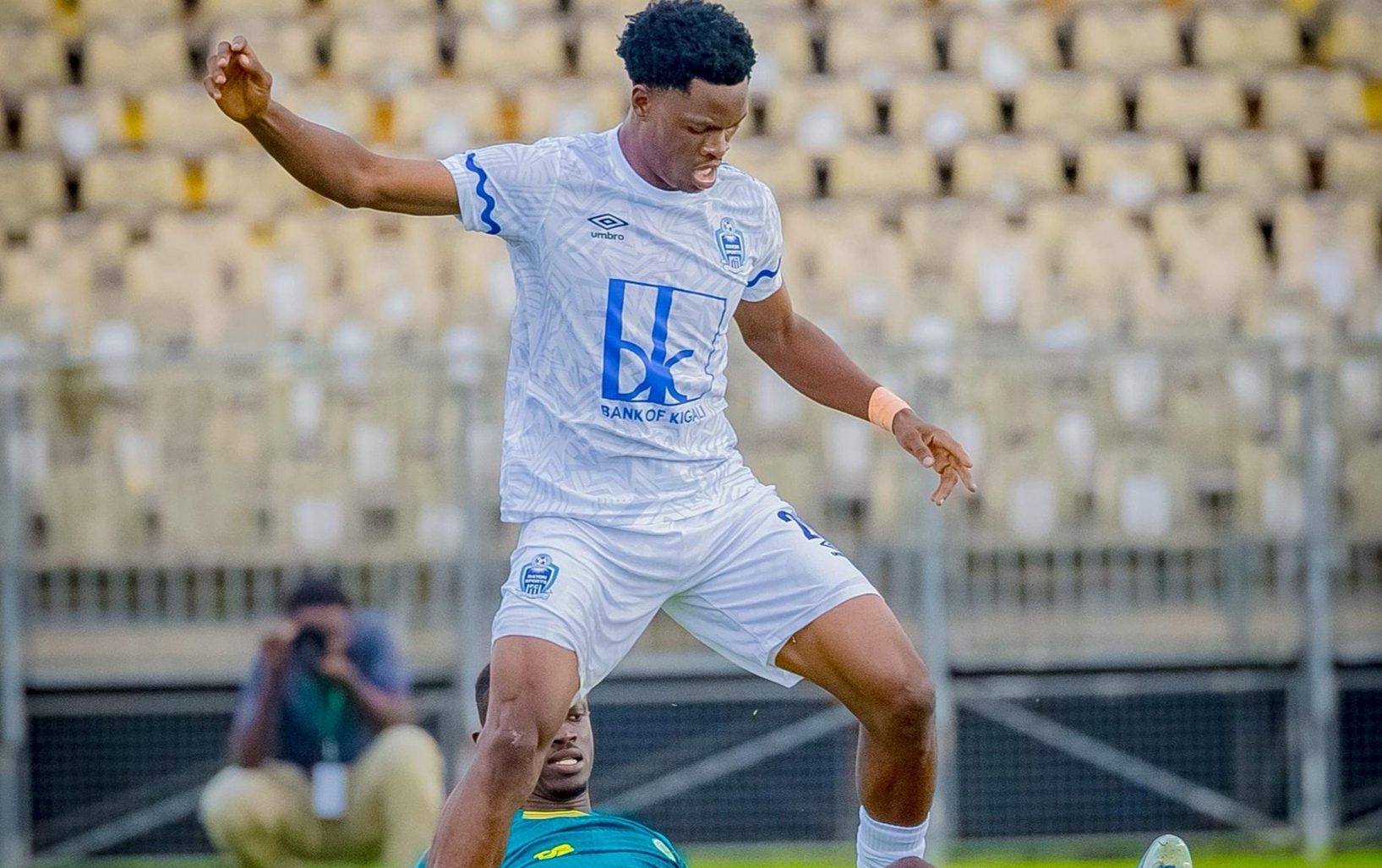 Coupe CAF : Mi-temps, un chef-d'œuvre de Valentin Beo Bato lance la Panthère du Ndé face à Rayon Sports